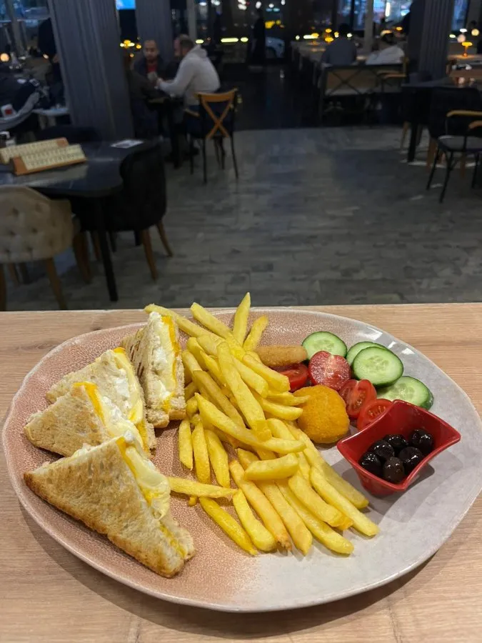 ÜÇ PEYNİRLİ TOST