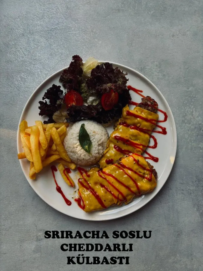 SRIRACHA SOSLU CHEDDARLI KÜLBASTI