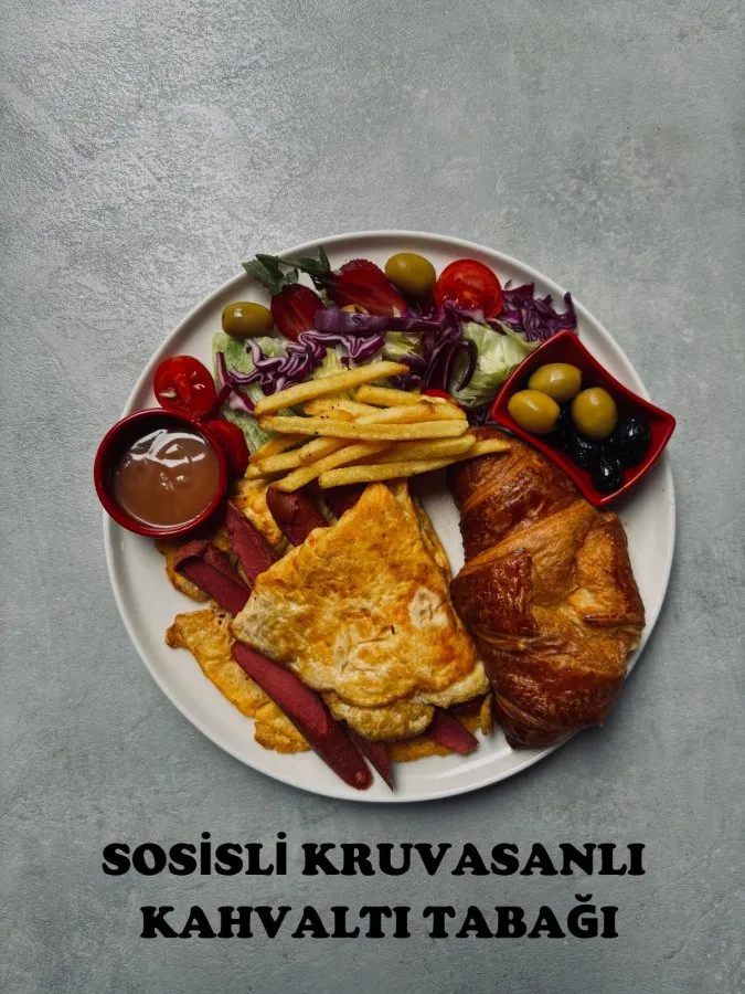 SOSİSLİ KRUVASANLI KAHVALTI