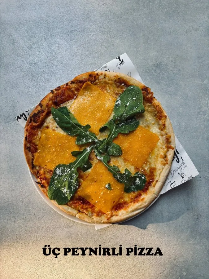 ÜÇ PEYNİRLİ PİZZA