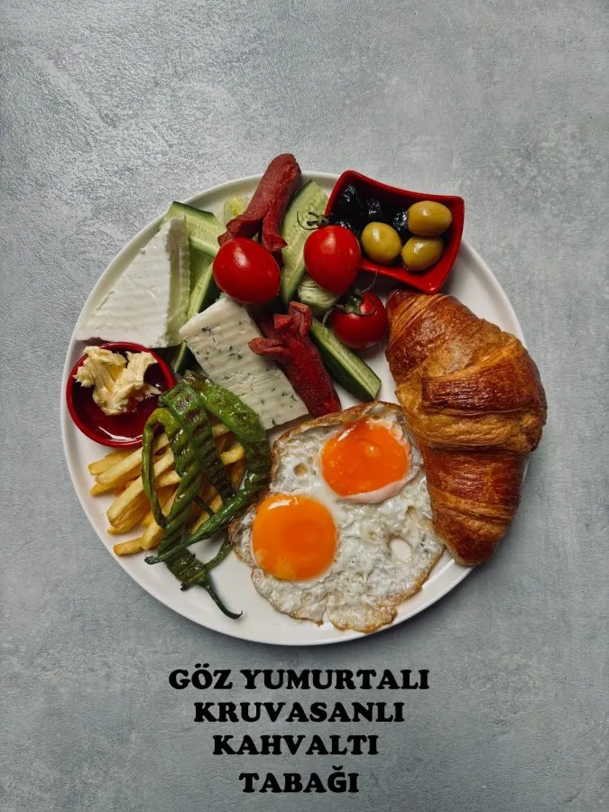 GÖZ YUMURTALI KRUVASANLI KAHVALTI
