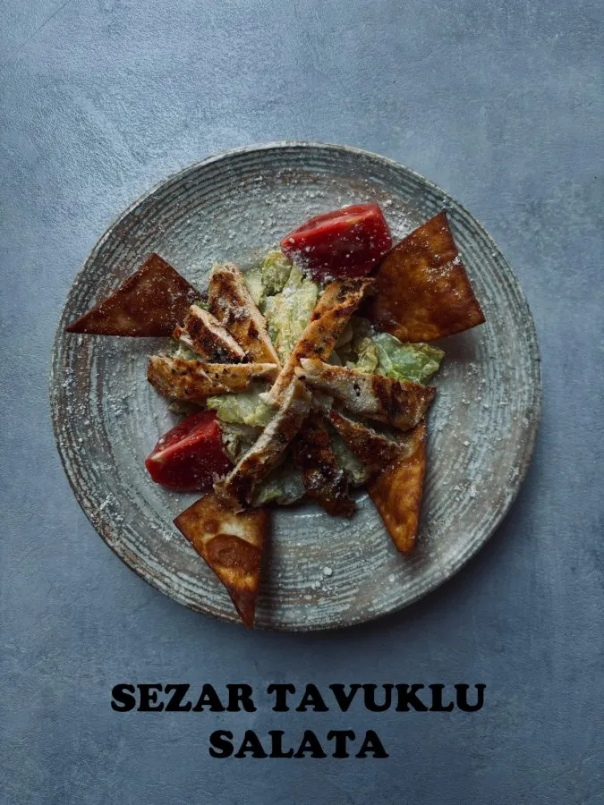 IZGARA TAVUKLU SEZAR SALATASI